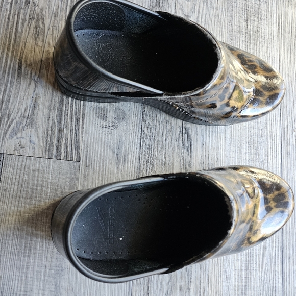 Dansko size 38 leopard clogs - Picture 2 of 3